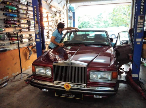 Kedai Mengetuk & Ekzos Kereta Ching