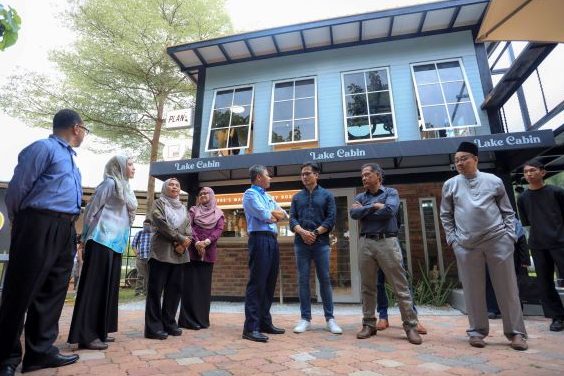lake cabin at pit stop anjung floria
